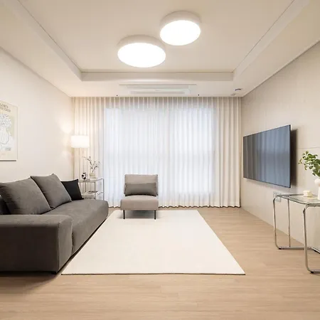 Stylish Modern Condo, 3 Bedrooms, 2 Bathrooms, 4 Air Conditioners, 65-Inch Tv, Laundry Machine & Dryer