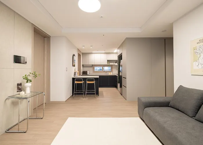 Stylish Modern Condo, 3 Bedrooms, 2 Bathrooms, 4 Air Conditioners, 65-inch Tv, Laundry Machine & Dryer *
