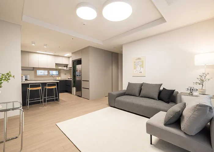 Stylish Modern Condo, 3 Bedrooms, 2 Bathrooms, 4 Air Conditioners, 65-inch Tv, Laundry Machine & Dryer Apartment *