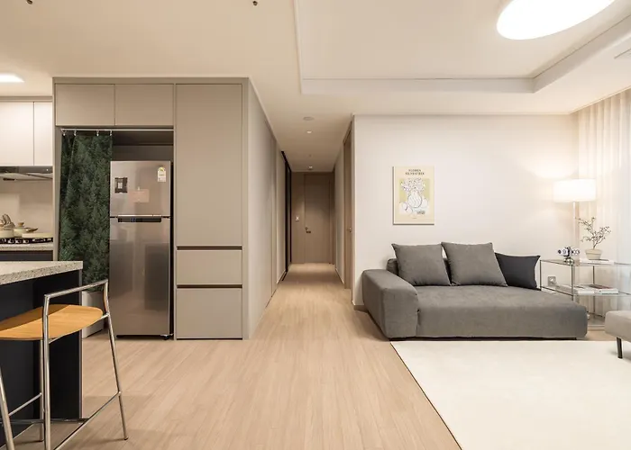 Stylish Modern Condo, 3 Bedrooms, 2 Bathrooms, 4 Air Conditioners, 65-inch Tv, Laundry Machine & Dryer *
