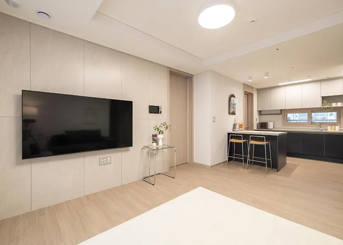 Apartment Stylish Modern Condo, 3 Bedrooms, 2 Bathrooms, 4 Air Conditioners, 65-inch Tv, Laundry Machine & Dryer
