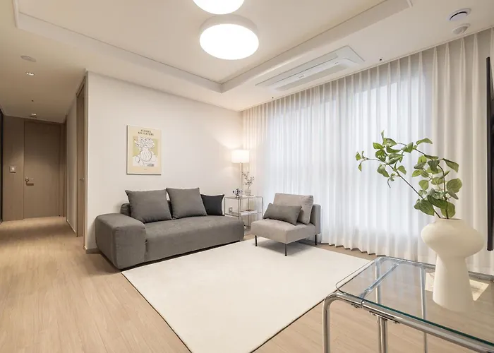 Stylish Modern Condo, 3 Bedrooms, 2 Bathrooms, 4 Air Conditioners, 65-inch Tv, Laundry Machine & Dryer * Seoul