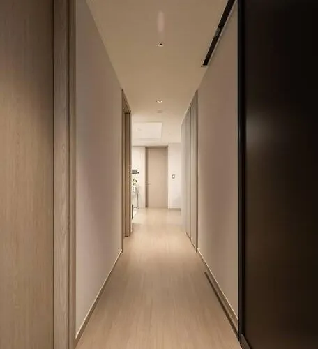 Apartment Stylish Modern Condo, 3 Bedrooms, 2 Bathrooms, 4 Air Conditioners, 65-inch Tv, Laundry Machine & Dryer