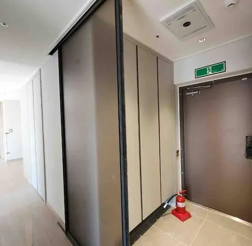 Apartment Stylish Modern Condo, 3 Bedrooms, 2 Bathrooms, 4 Air Conditioners, 65-inch Tv, Laundry Machine & Dryer *
