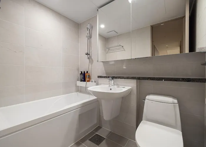 Stylish Modern Condo, 3 Bedrooms, 2 Bathrooms, 4 Air Conditioners, 65-inch Tv, Laundry Machine & Dryer *