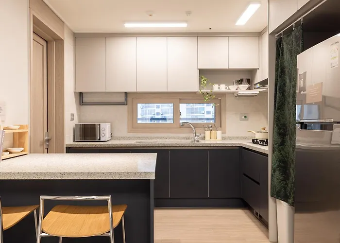 Stylish Modern Condo, 3 Bedrooms, 2 Bathrooms, 4 Air Conditioners, 65-inch Tv, Laundry Machine & Dryer * Seoul