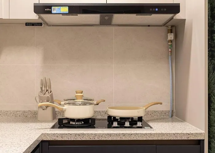 Apartment Stylish Modern Condo, 3 Bedrooms, 2 Bathrooms, 4 Air Conditioners, 65-inch Tv, Laundry Machine & Dryer