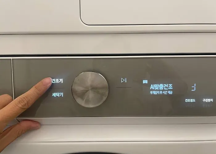 Stylish Modern Condo, 3 Bedrooms, 2 Bathrooms, 4 Air Conditioners, 65-inch Tv, Laundry Machine & Dryer * Seoul
