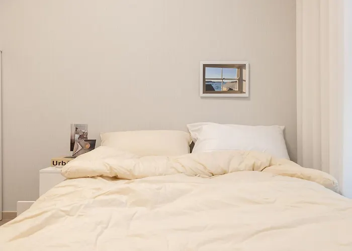 Apartment Stylish Modern Condo, 3 Bedrooms, 2 Bathrooms, 4 Air Conditioners, 65-inch Tv, Laundry Machine & Dryer