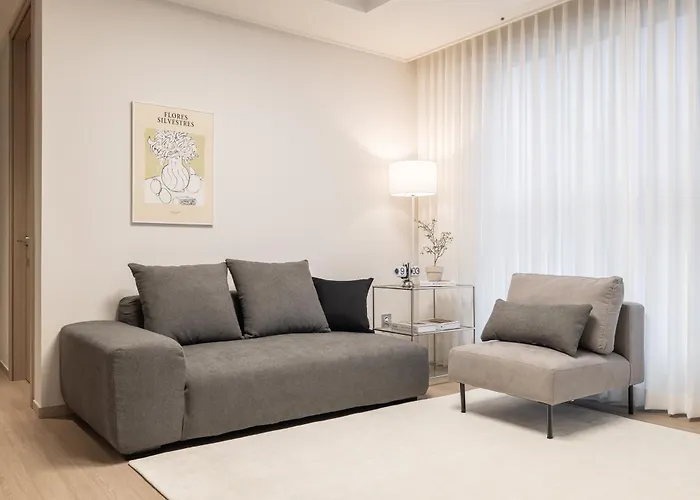 Stylish Modern Condo, 3 Bedrooms, 2 Bathrooms, 4 Air Conditioners, 65-inch Tv, Laundry Machine & Dryer Apartment