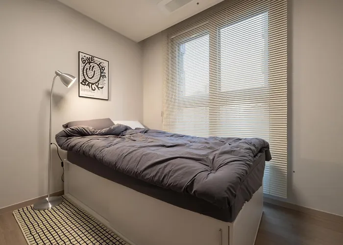Apartment Stylish Modern Condo, 3 Bedrooms, 2 Bathrooms, 4 Air Conditioners, 65-inch Tv, Laundry Machine & Dryer