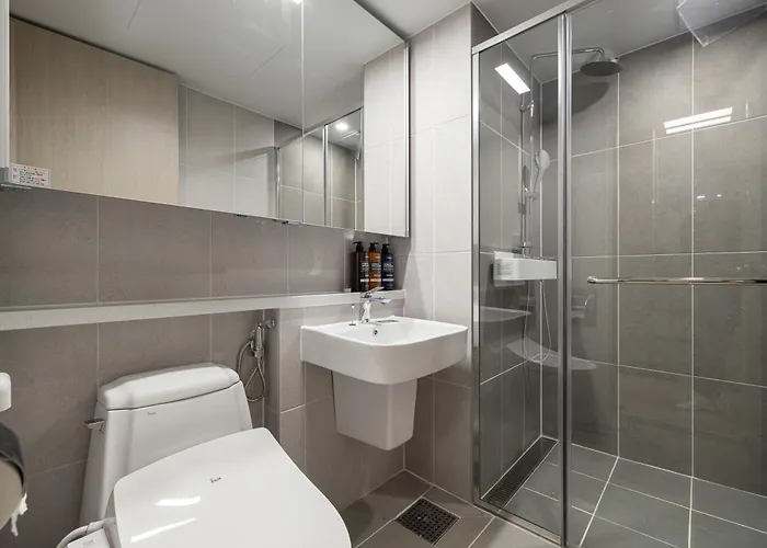 Stylish Modern Condo, 3 Bedrooms, 2 Bathrooms, 4 Air Conditioners, 65-inch Tv, Laundry Machine & Dryer Seoul