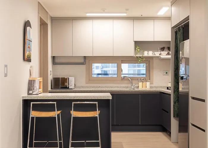 Stylish Modern Condo, 3 Bedrooms, 2 Bathrooms, 4 Air Conditioners, 65-inch Tv, Laundry Machine & Dryer Apartment Seoul