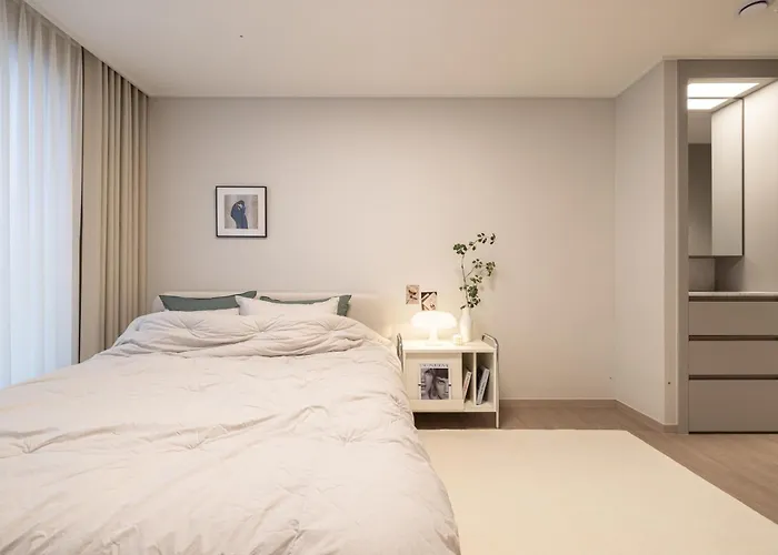 Stylish Modern Condo, 3 Bedrooms, 2 Bathrooms, 4 Air Conditioners, 65-inch Tv, Laundry Machine & Dryer *