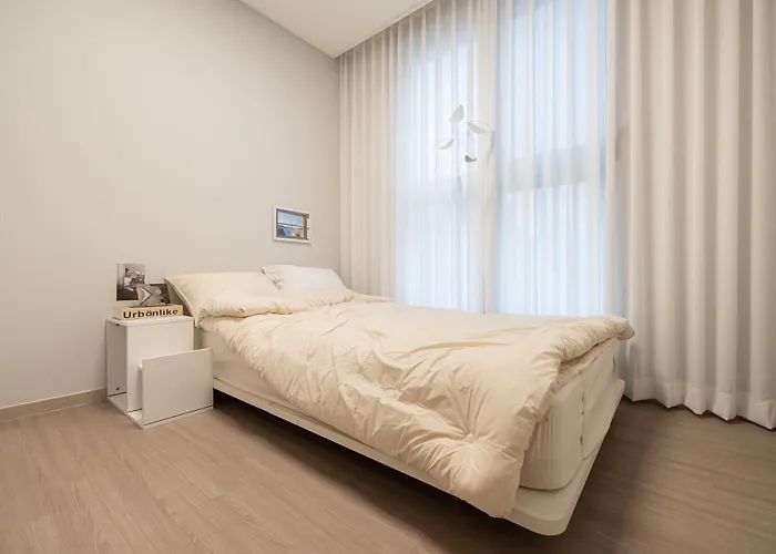 Apartment Stylish Modern Condo, 3 Bedrooms, 2 Bathrooms, 4 Air Conditioners, 65-inch Tv, Laundry Machine & Dryer