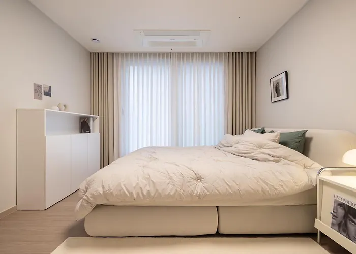 Stylish Modern Condo, 3 Bedrooms, 2 Bathrooms, 4 Air Conditioners, 65-inch Tv, Laundry Machine & Dryer Seoul