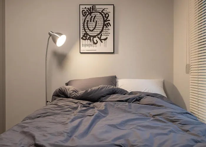 Stylish Modern Condo, 3 Bedrooms, 2 Bathrooms, 4 Air Conditioners, 65-inch Tv, Laundry Machine & Dryer * Seoul