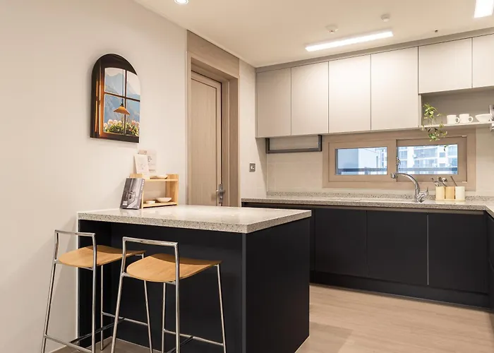 Stylish Modern Condo, 3 Bedrooms, 2 Bathrooms, 4 Air Conditioners, 65-inch Tv, Laundry Machine & Dryer Apartment