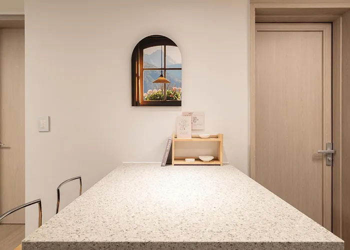 Apartment Stylish Modern Condo, 3 Bedrooms, 2 Bathrooms, 4 Air Conditioners, 65-inch Tv, Laundry Machine & Dryer