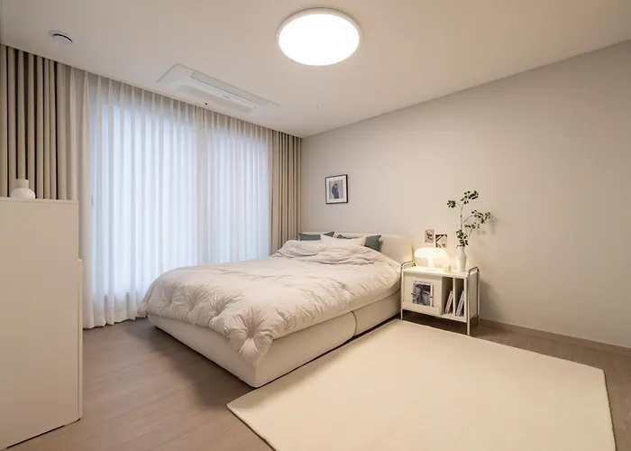 Stylish Modern Condo, 3 Bedrooms, 2 Bathrooms, 4 Air Conditioners, 65-inch Tv, Laundry Machine & Dryer