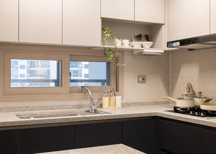 Apartment Stylish Modern Condo, 3 Bedrooms, 2 Bathrooms, 4 Air Conditioners, 65-inch Tv, Laundry Machine & Dryer